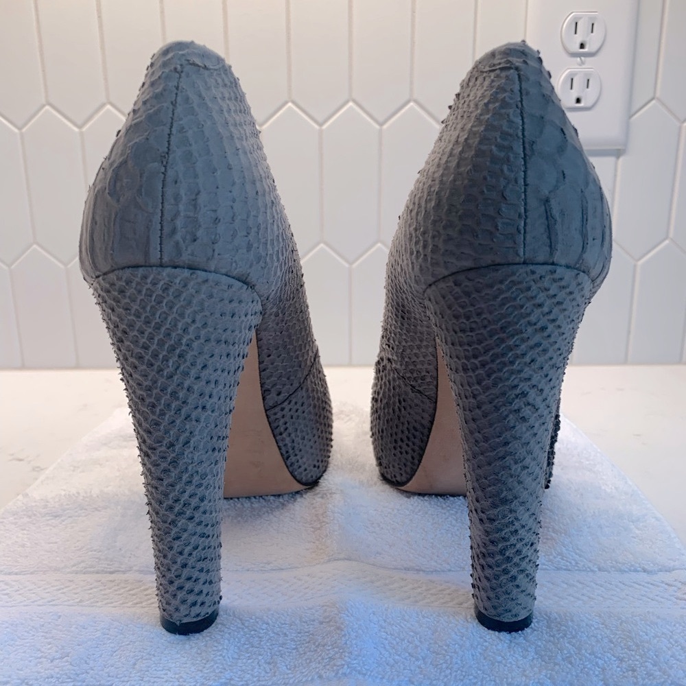 Pour La Victoire Irina II Platform Pumps. Gray Embossed Snakeskin. Size 10. EUC. - Picture 3 of 14